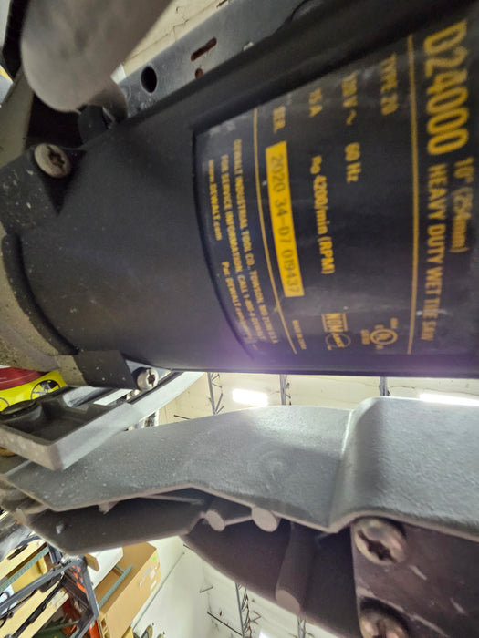 Dewalt D24000 10in Wet Tile Saw with Stand